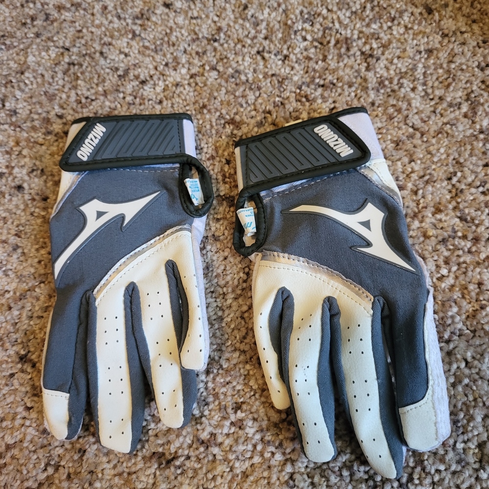 Mizuno Gray and White Sports Gloves